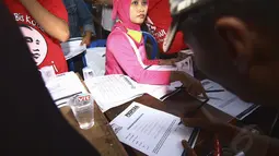 Untuk menjadi relawan Jokowi-JK, para supir angkot diharuskan mengisi formulir yang berisi data diri yang telah disiapkan di Posko Perjuangan Rakyat di Terminal Kampung Melayu, Jakarta, (29/5/2014). (Liputan6.com/Faizal Fanani)
