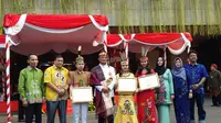 Mendikbud bersama Tiga siswa asal SMAN 2 Palangkaraya, Kalimantan tengah