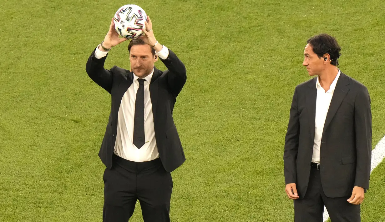 Hadir juga mantan pemain Timnas Italia, Francesco Totti dan Alessandro Nesta dalam ajang empat tahunan tersebut. (Foto: AP/Pool/Andrew Medichini)