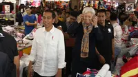 Presiden Joko Widodo (Jokowi) mengajak Direktur Pelaksana IMF Christine Lagarde blusukan ke  Blok A Pasar Tanah Abang, Jakarta, Senin (26/2). Kedatangan Jokowi beserta rombongan membuat heboh para pengunjung pasar. (Liputan6.com/Angga Yuniar)