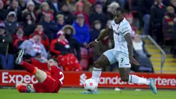 Pemain West Ham United Michail Antonio (kanan) mengambil alih bola saat melawan Liverpool pada pertandingan sepak bola Liga Inggris di Stadion Anfield, Liverpool, Inggris, 5 Maret 2022. Liverpool menang 1-0. (AP Photo/Jon Super)