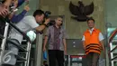 Awang Lazuardi Embat usai menjalani pemeriksaan lanjutan di Gedung KPK, Jakarta, Jumat (8/4). Awang yang berprofesi sebagai pengacara diperiksa sebagai tersangka terkait dugaan korupsi Dermaga Labuhan Haji Lombok. (Liputan6.com/Helmi Afandi)