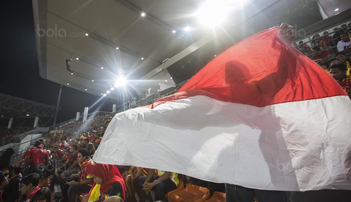 Suporter Selangor FA mengibarkan bendera Indonesia saat melawan Kuala Lumpur FA pada laga Liga Super Malaysia di Stadion Kuala Lumpur, Cheras, Minggu (4/2/2018). Kuala Lumpur FA kalah 0-2 dari Selangor FA. (Bola.com/Vitalis Yogi Trisna)
