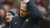 Manajer Manchester City, Manuel Pellegrini, menyebut timnya bertahan dengan sangat buruk saat kalah 0-2 dari Stoke City di Britannia Stadium, Sabtu (5/12/2015) malam WIB. (Reuters/Phil Noble)