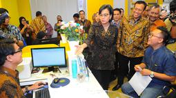 Menteri Keuangan Sri Mulyani Indrawati meninjau kegiatan pelaporan surat pemberitahuan tahunan (SPT) pajak penghasilan (PPh) di kantor pelayanan Pajak, Jakarta, Jumat (29/3). Batas pelaporan SPT untuk badan atau perusahaan adalah per 30 April 2019. (Liputan6.com/Angga Yuniar)
