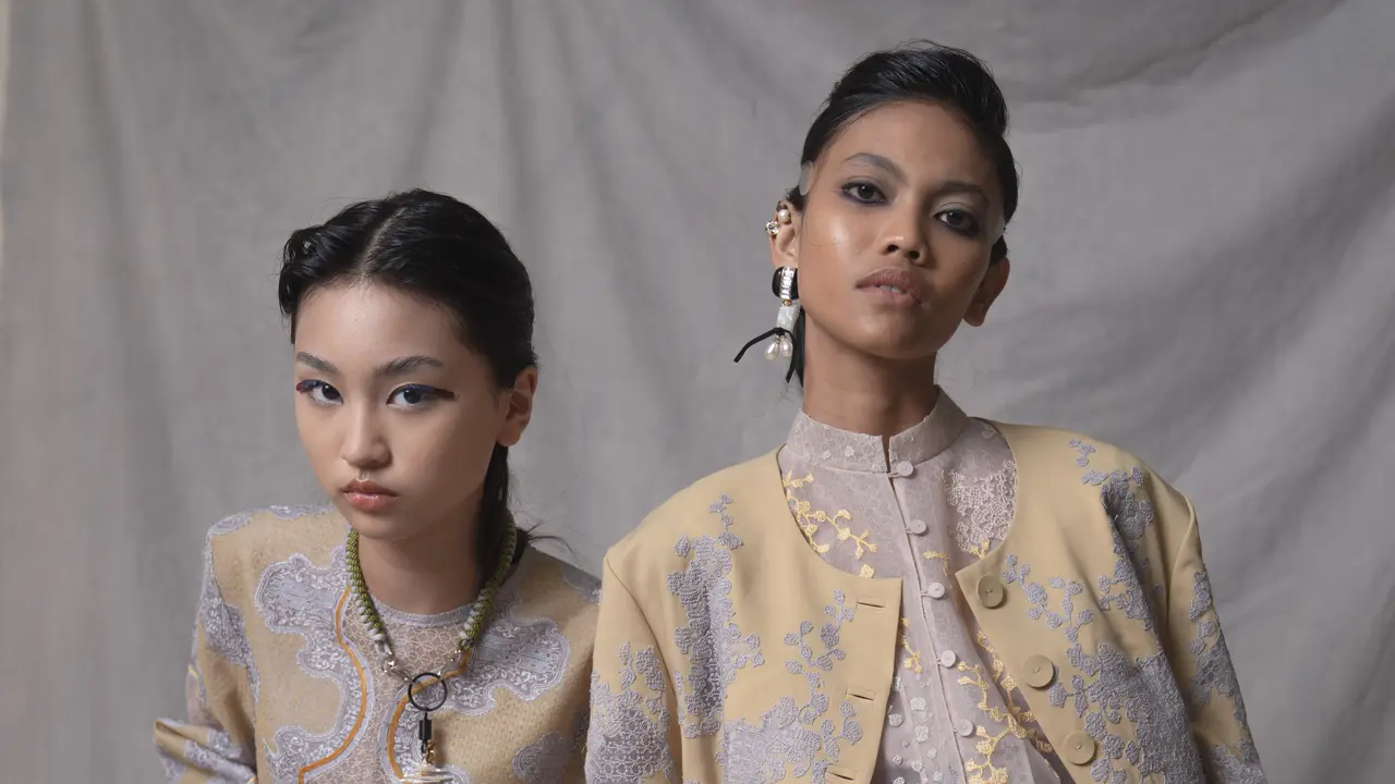 SAPTO DJOJOKARTIKO kembali hadir dengan koleksi Fall Winter 2021. Presentasi koleksi dikemas apik dalam film pendek garapan Davy Linggar.
