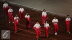 Susi Susanti (melambai tangan) bersama sejumlah atlet legendaris memimpin defile peserta PON XIX Jabar di Stadion Gelora Bandung Lautan Api, Bandung, Sabtu (17/9). 9.533 atlet akan berlaga di 44 cabang olahraga. (Liputan6.com/Helmi Fithriansyah)