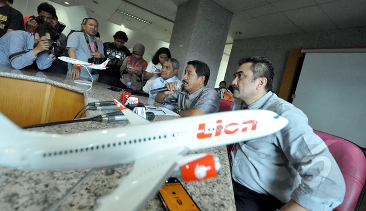 Dirut Lion Air, Edward Sirait menggelar konferensi pers terkait keterlambatan sejumlah penerbangan Lion Air, Jakarta, Senin (23/2/2015).(Liputan6.com/Faizal Fanani)
