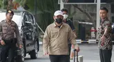 Bupati Kolaka Timur, Sulawesi Tenggara, Abdul Azis saat tiba di gedung Merah Putih Komisi Pemberantasan Korupsi (KPK), Jakarta, Jumat (8/8/2025). (Merdeka.com/Arie Basuki)