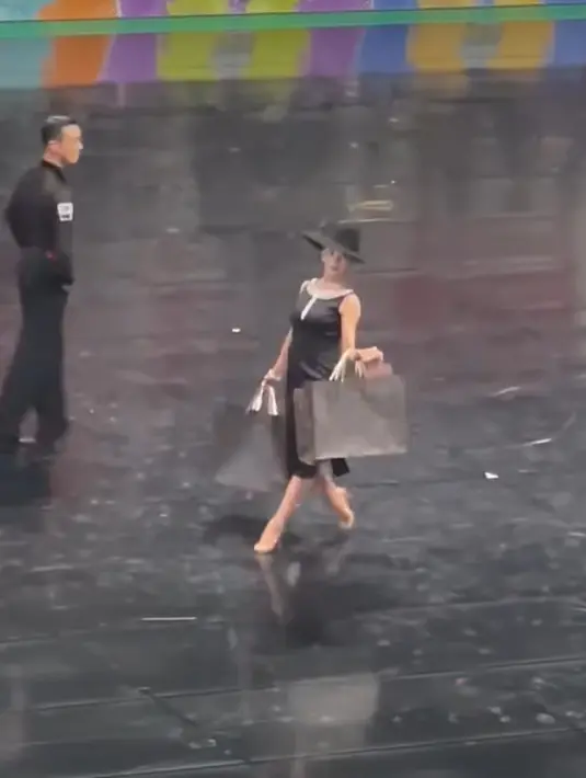 Xiaoting masuk area performance dengan penuh karisma. (Foto: Youtube/ ABCDE]