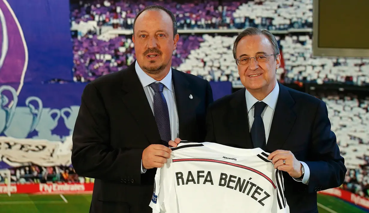 Rafael Benitez (kiri) saat diperkenalkan oleh Presiden Real Madrid Florentino Perez sebagai pelatih baru Real Madrid di Santiago Bernabeu, Rabu (3/6/2015). Rafael Benitez akan dikontrak Real Madrid selama 3 musim kedapan. (REUTERS/Sergio Perez)