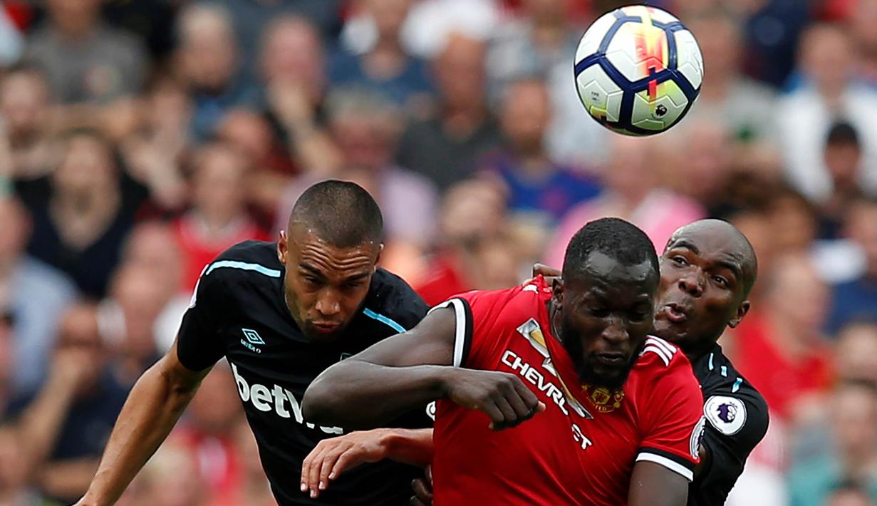 Striker Manchester United, Romelu Lukaku, duel udara dengan pemain West Ham pada laga Premier League di Stadion Old Trafford, Manchester, Minggu (13/8/2017). Manchester United menang 4-0 atas West Ham. (Reuters/Andrew Yates)