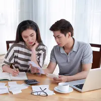 ilustrasi sepasang kekasih tengah mencatat cashflow bulanan/copyright freepik.com/pressfoto