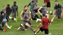 Para pemain Arsenal melakukan pemanasan saat mengikuti sesi latihan tim di Singapura (27/7). Arsenal akan bertanding melawan PSG pada International Champions Cup 28 Juli. (AFP Photo/Roslan Rahman)