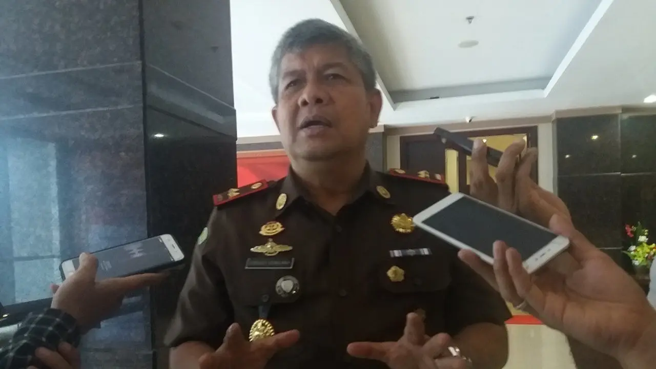 Kajati Sulsel Firdaus Dewilmar mengatakan kasus dugaan korupsi proyek PAUD yang menjerat istri Wabup Bone, Erniati sebagai tersangka adalah barang jelas (Liputan6.com/ Eka Hakim)