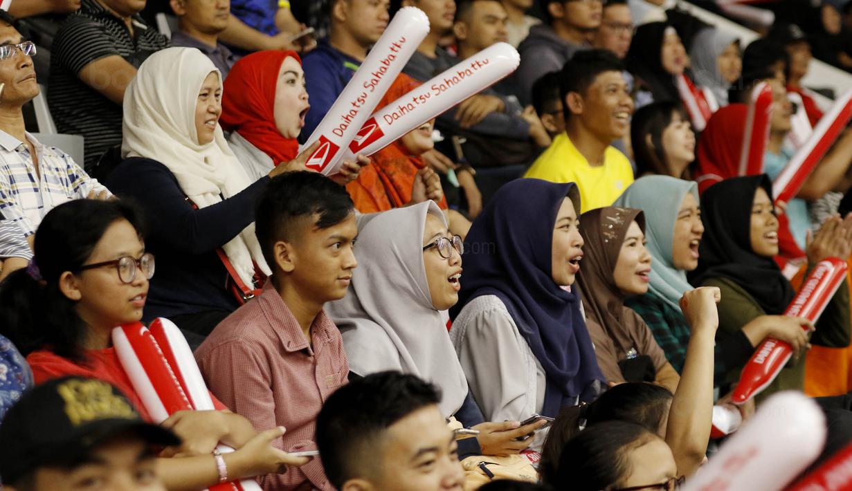 Suporter saat menyaksikan laga Indonesia Masters 2018 di Istora Senayan, Selasa (23/1/2018). Gregoria menang 21-12 dan 21-13 atas Sofie Holmboe. (Bola.com/M Iqbal Ichsan)