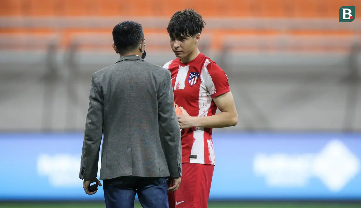 Salah satu panitia pada pertandingan tersebut pun menanyakan apa yang sedang dicari dan menawarkan bantuan padanya. (Bola.com/Bagaskara Lazuardi)