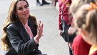 Mantel Abu-Abu Kate Middleton di Peringatan 1 Tahun Insiden Penyerangan Anak-Anak di Sanggar Tari