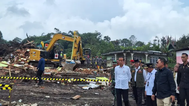 Presiden Jokowi meninjau lokasi banjir lahar dingin di Nagari Bukik Batabuah, Kabupaten Agam, Sumatera Barat, Selasa (21/5/2024).