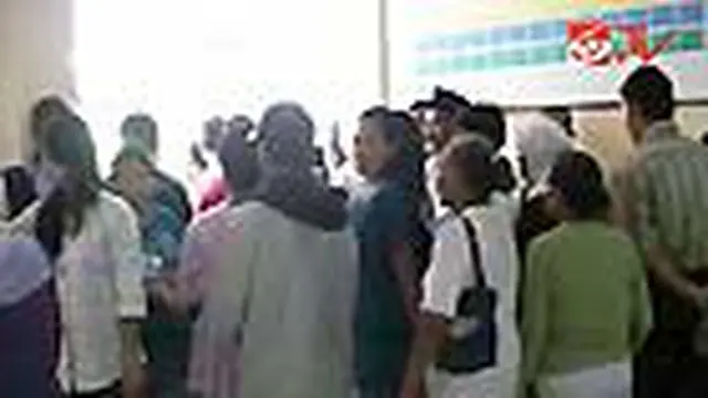 Ribut-ribut masalah pungutan Rp 15 ribu per bulan membuat pertemuan orangtua murid dengan pengurus SMP Negeri 2 Ambon, Maluku, diwarnai kericuhan. 