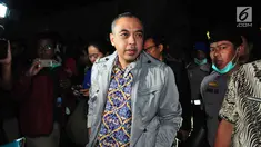 Bupati Tangerang, Ahmed Zaki Iskandar meninjau lokasi kebakaran pabrik kembang api di Kosambi, Tangerang, Banten, Kamis (26/10) dini hari. Akibat kebakaran di tempat pembuatan kembang api ini 47 di antaranya ditemukan tewas. (Liputan6.com/Helmi Afandi)