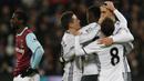 Para pemain Manchester United (MU) merayakan gol yang dicetak Zlatan Ibrahimovic ke gawang West Ham pada laga Liga Inggris di Stadion London, Inggris, Senin (2/1/2017). MU Menang 2-0 atas West Ham. (AFP/Adrian Dennis)