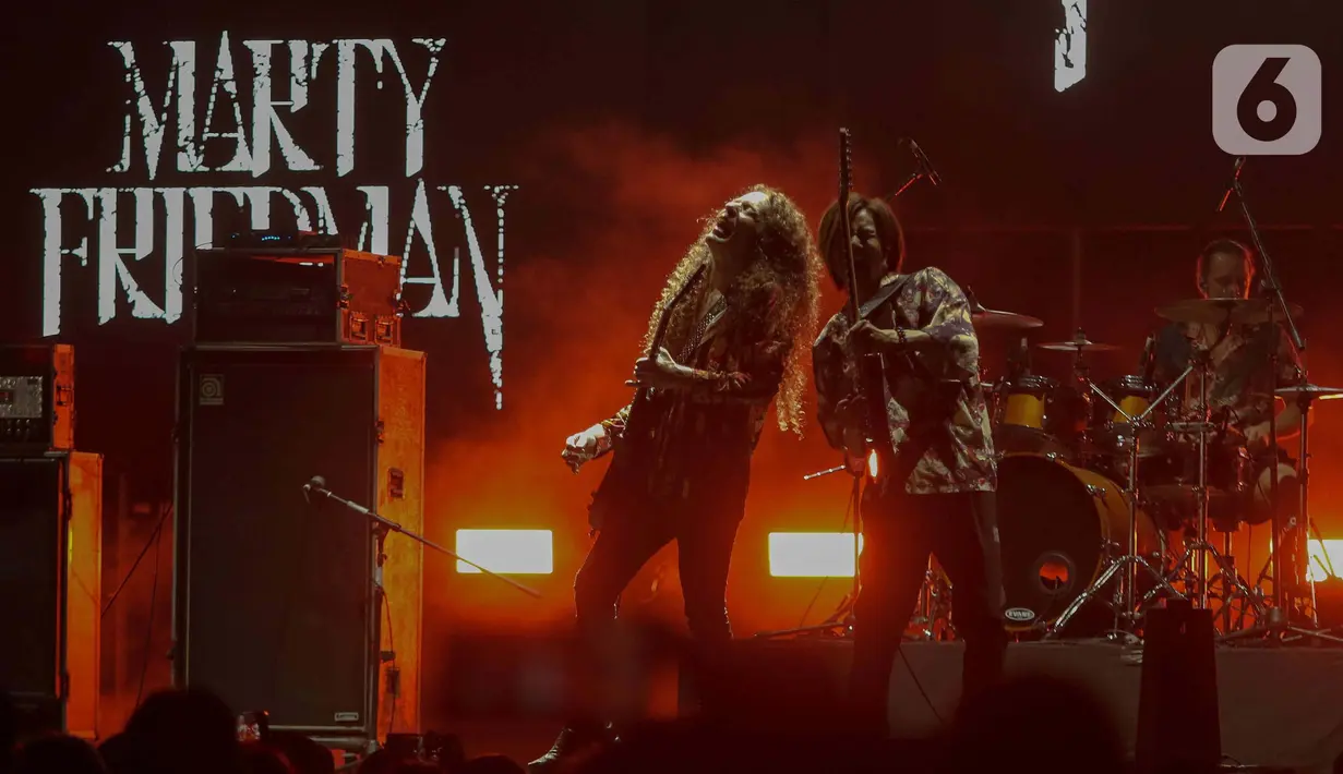 Gitaris asal Amerika, Marty Friedman saat tampil pada pagelaran Hammersonic Festival di Pantai Carnival, Ancol, Jakarta, Sabtu (4/5/2024). (Liputan6.com/Herman Zakharia)