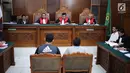 Aktor Fachri Albar (dua kanan) mendengarkan keterangan saksi dalam sidang lanjutan terkait narkoba di PN Jakarta Selatan, Kamis (24/5). Oleh jaksa, Fachri dikenakan dakwaan primer dan subsider. (Liputan6.com/Faizal Fanani
