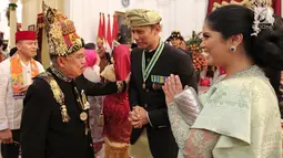 Putra Presiden RI ke-6 SBY, Agus Harimurti Yudhoyono atau AHY didampingi istri Annisa Pohan berbincang dengan Wapres Jusuf Kalla usai Upacara HUT ke-74 RI di Istana Merdeka, Jakarta, Sabtu (17/8/2019). AHY dan Annisa tampil berbaju adat Sumbar dan Kebaya. (Liputan6.com/HO/Anung Aninditio)