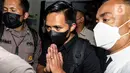 Ajudan Irjen Pol Ferdy Sambo, Bhayangkara Dua Richard Eliezer Pudihang Lumiu atau Bharada E (baju hitam) berjalan keluar usai pemeriksaan di Kantor Komnas HAM, Jakarta, Selasa (26/7/2022). Bharada E  dimintai keterangan terkait tewasnya Brigadir J alias Nofriansyah Yosua Hutabarat. (Liputan6.com/Johan Tallo)