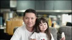 Gempi kini telah berusia 4 tahun. Sebagai ayah, Gading tak mau melewatkan masa pertumbuhan sang anak. Gempi dikenal sebagai anak yang aktif dan menggemaskan di mata publik. (Liputan6.com/IG/gadiiing)