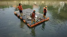 Petugas membersihkan sampah plastik yang mengapung di aliran anak Sungai Ciliwung, Pasar Baru, Jakarta, Selasa (6/8/2019). Perilaku buruk sebagian masyarakat yang membuang sampah sembarangan menyebabkan petugas harus membersihkan sungai setiap hari. (Liputan6.com/Immanuel Antonius)