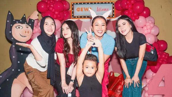 Potret perayaan ulang tahun Gewa ke-4 (Sumber: Instagram/gewaatlanasyamayim)