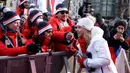 Altet Olimpiade Musim Dingin Ester Ledecka menyapa para warga Ceko di Old Town Square di Praha, Ceko (26/2). Ester Ledecka berhasil meraih dua medali dari dua nomor cabang olahraga yang berbeda, yakni ski dan snowboarding. (AP Photo / Petr David Josek)