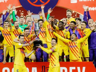 Para pemain Barcelona melakukan selebrasi usai menjuarai Copa del Rey di Stadion Olimpico de Sevilla, Minggu (18/4/2021). Barcelona menang 4-0 atas Athletic Bilbao. (AFP)