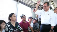 Menhub Budi Karya Sumadi saat menggunakan moda transportasi KRL di Stasiun Juanda, Jakarta, Rabu (10/8). Menhub Budi serta rombongan meninjau proyek pembangunan kereta bandara Soekarno Hatta yang akan terintegrasi dari Jakarta. (Liputan6.com/Angga Yuniar)