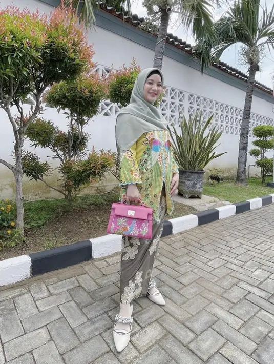 Chacha Frederica, istri dari Bupati Kendal mengenakan kebaya kuning model encim dihiasi bordir buruk merak dari pengrajin Weleri. Serasi dengan handbag pink dengan detaili bordir. @chafrederica.