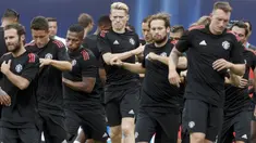 Para pemain Manchester United mengikuti sesi latihan jelang laga Piala Super Eropa di Stadion Philip II, Skpje, Senin (7/8/2017). Manchester United akan bertanding melawan Real Madrid. (AFP/Dimitar Dilkoff)