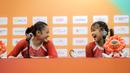 Pesenam putri Indonesia, Salsabilla Hadi Pamungkas (kiri) dan Alarice Mallica Prakoso bercanda saat konferensi pers dalam Kejuaraan Dunia Gimnastik 2025 di Indonesia Arena, Senayan, Jakarta, Selasa (21/10/2025). (Bola.com/Bagaskara Lazuardi)