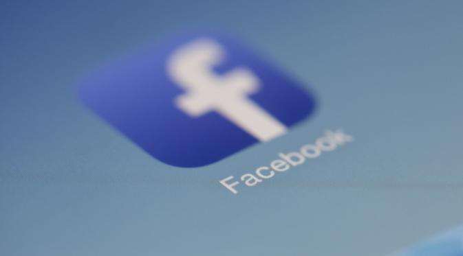 Ilustrasi logo Facebook sebagai salah satu platform layanan Meta. (Sumber foto: Pexels.com).