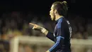 Gelandang Real Madrid, Gareth Bale melakukan selebrasi usai mencetak gol kegawang Valencia pada lanjutan liga Spanyol di stadion Mestalla, (3/1/2015). Real Madrid bermain imbang dengan Valencia dengan skor 2-2. (REUTERS/Heino Kalis)