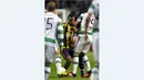 Pemain Fenerbahce Luiz Nani (tengah) berusaha melewati hadangan para pemain Celtic pada lanjutan UEFA Europa League Grup A di Celtic Park, Glasgow, Scotland, Jumat (2/10/2015).Celtic- Fenerbhace berbagi angka 2-2. AFP Photo / Andy Buchanan