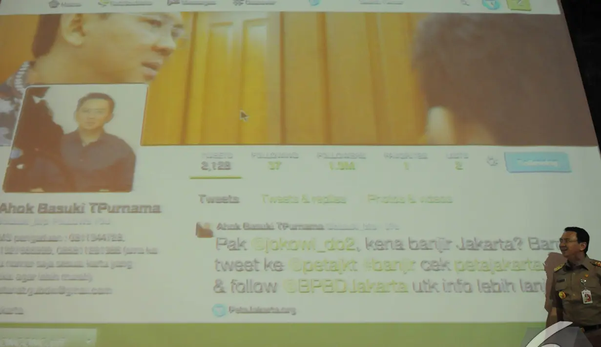 Gubernur DKI Jakarta Basuki Tjahaja Purnama menunjukan tweet pertamanya menggunakan aplikasi PetaJakarta.org pada peluncurannya di Balaikota, Jakarta Pusat, Selasa (2/12/2014). (Liputan6.com/Herman Zakharia)