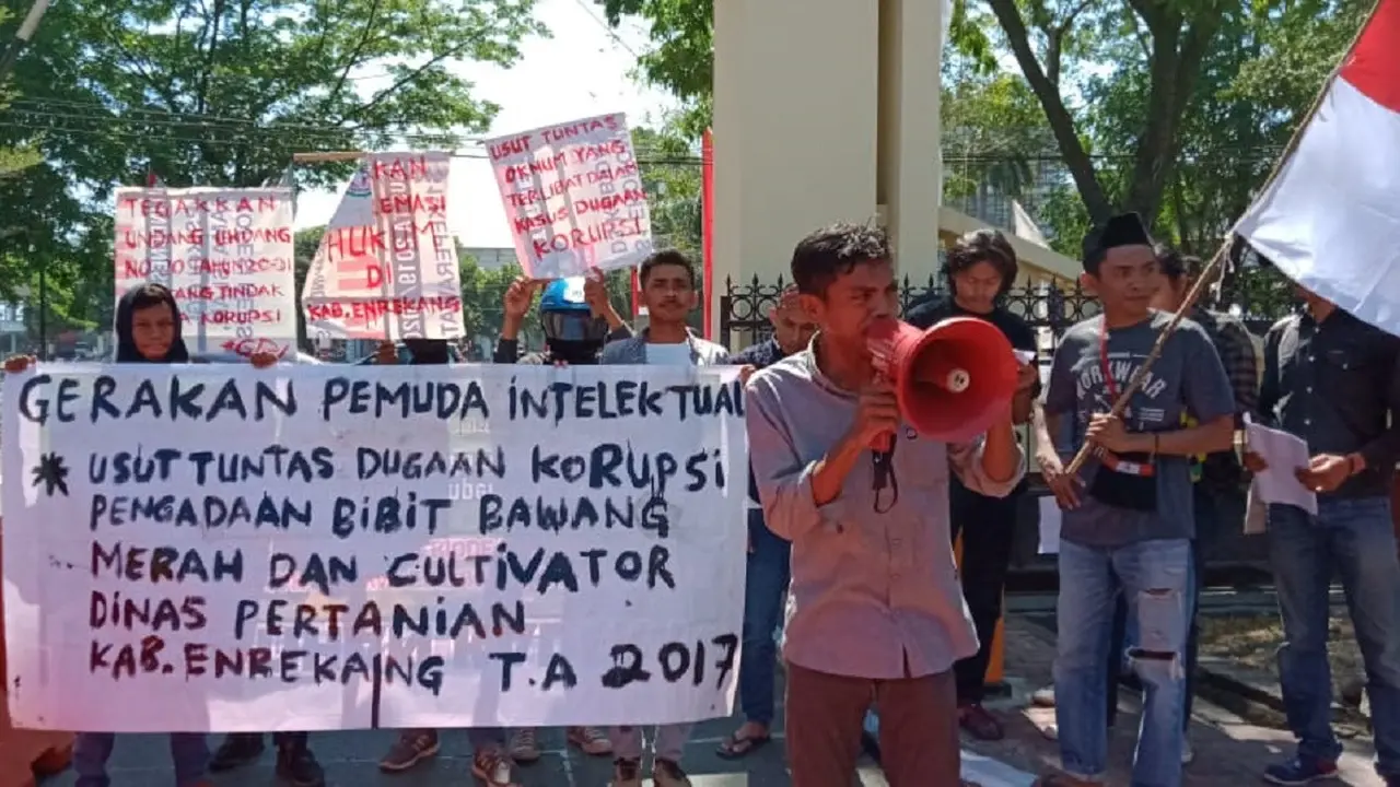 Gerakan Pemuda Intelektual (GPI) berunjuk rasa mendesak Polda Sulsel menuntaskan penanganan dugaan korupsi pengadaan bibit bawang merh, cabai, dan cultivator di Kabupaten Enrekang (Liputan6.com/ Eka Hakim)