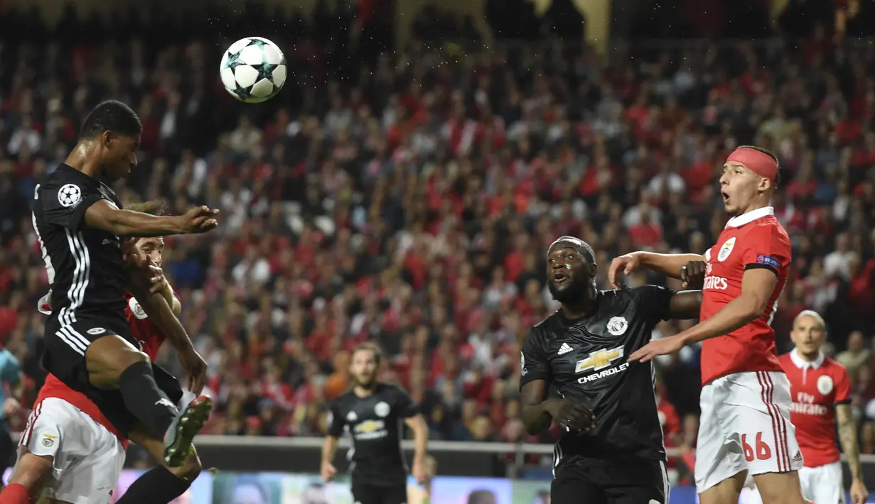 Striker Manchester United, Marcus Rashford, melepaskan tandukan kepala saat pertandingan melawan Benfica pada laga Liga Champions di Stadion Luz, Kamis (19/10/2017). Manchester United menang 1-0 atas Benfica. (AFP/Fransisco Leong)