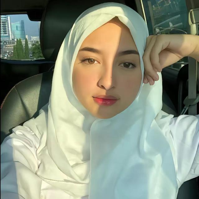 Jennifer Coppen Pakai Hijab