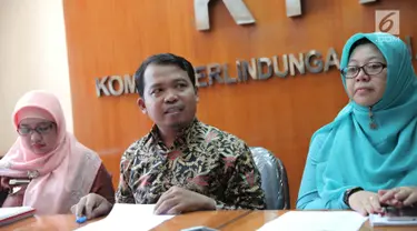 Ketua KPAI Susanto dan Komisioner KPAI Margaret Aliyatul Maimunah memberikan keterangan pers di Gedung KPAI, Jakarta, Jumat (22/9). Konferensi tersebut terkait video gay anak-anak dilini masa twitter. (Liputan6.com/Faizal Fanani)