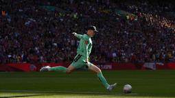 Kiper Crystal Palace, Dean Henderson melakukan tendangan gawang dalam laga final Piala FA 2024/2025 melawan Manchester City di Stadion Wembley, London, Inggris, Sabtu (17/05/2025) waktu setempat. (AFP/Adrian Dennis)