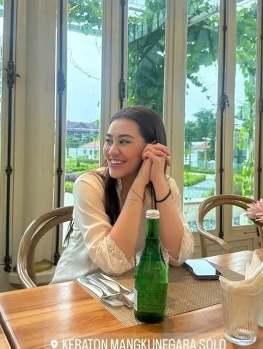 Kasual dan Trendy, namun tetap memancarkan pesona kecantikan perempuan Indonesia. Tertarik untuk me-recreate gaya kasual berkebaya ala Aaliyah Massaid, Sahabat Fimela?