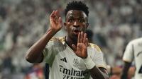 Laga El Clasico yang mempertemukan Real Madrid dan Barcelona hingga kini tercatat telah berlangsung dalam 256 laga resmi di semua kompetisi yang dimulai pertama kali pada 13 Mei 1902 hingga laga terakhir pada 14 Januari 2024 lalu. Berbagai rekor pun tercipta baik di kubu Real Madrid maupun Barcelona. Di kubu Real Madrid, salah satu rekor langka yang tercipta adalah hanya ada 3 pemain Los Blancos yang mampu mencetak hattrick ke gawang Barcelona sepanjang sejarah El Clasico. Siapa saja? Ini dia daftar ketiga pemain tersebut. (AFP/Giuseppe Cacace)